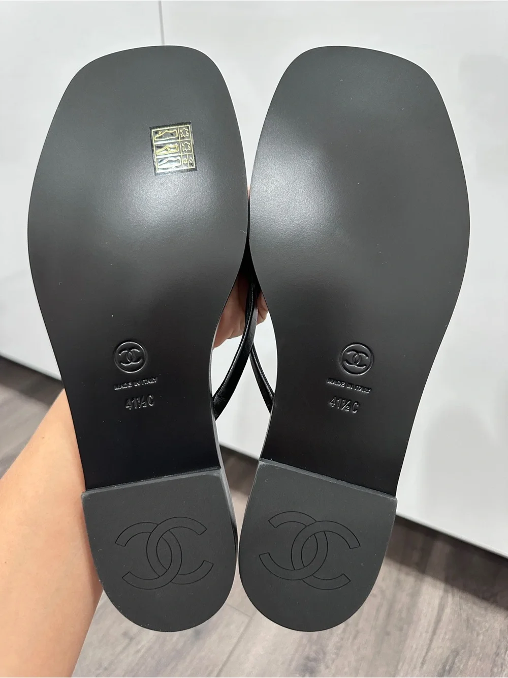 2026 CHANEL Black leather GOLD CC Logo FLIP FLOP Slides Flat Sandals 41.5C BLAZY